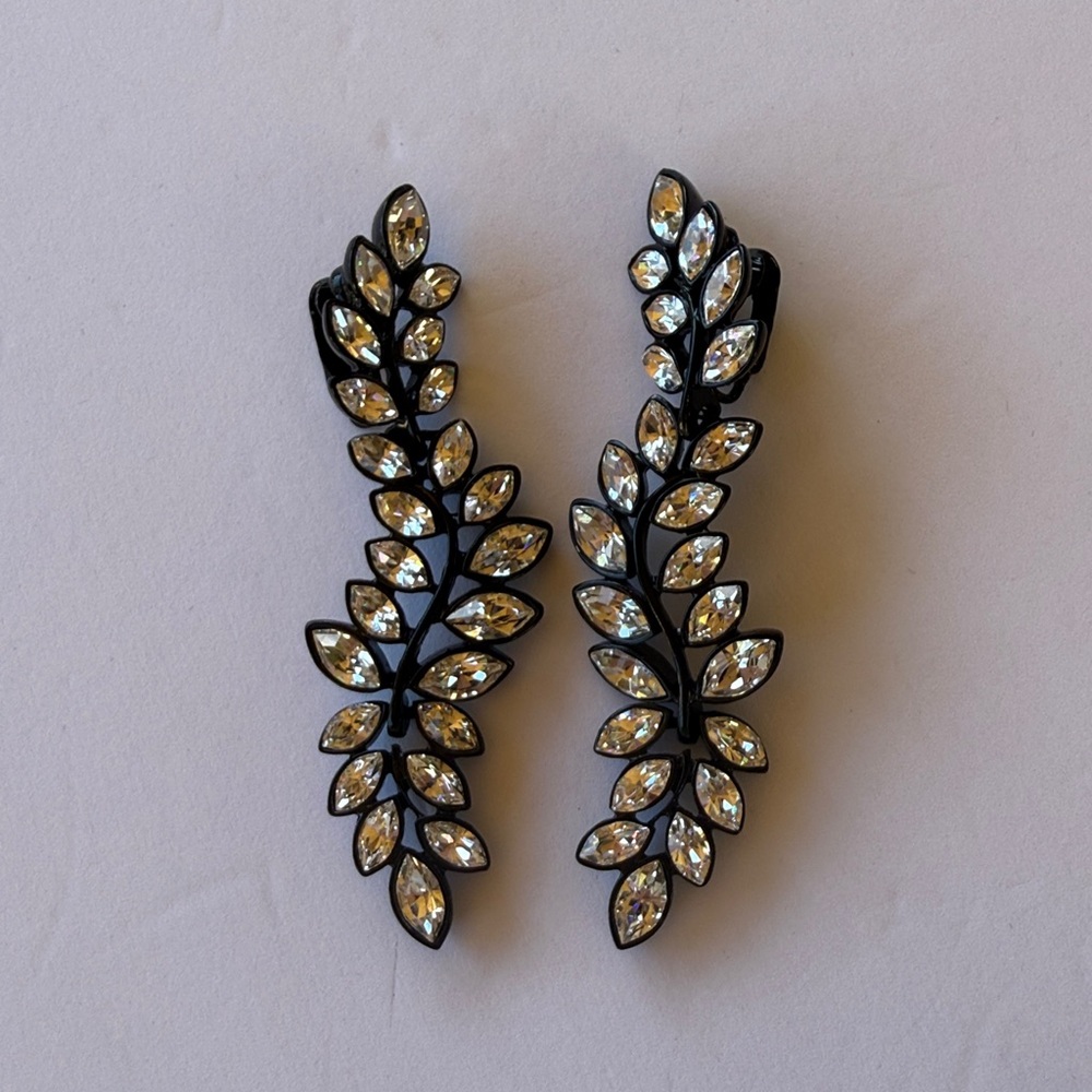 Elegant Kenneth Jay Lane Black Leaf Drop Earrings. - Picture 3 of 6
